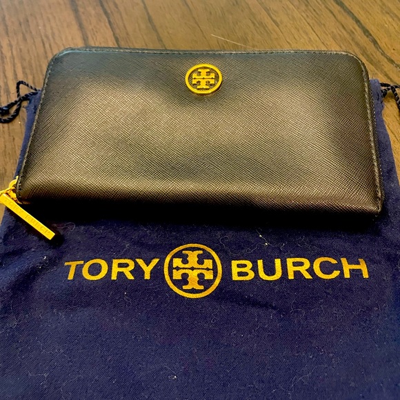Tory Burch Handbags - Tory Burch Robinson Zip Continental Wallet- black